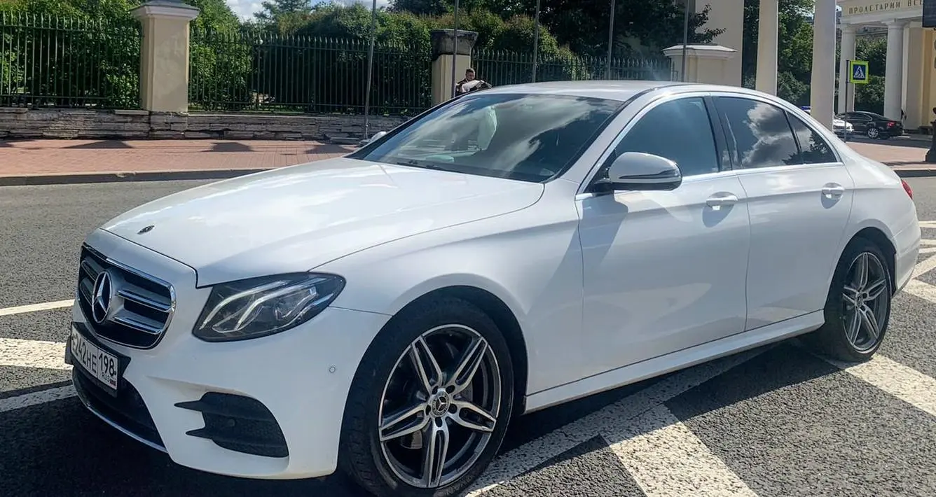 Mercedes E 213 белый