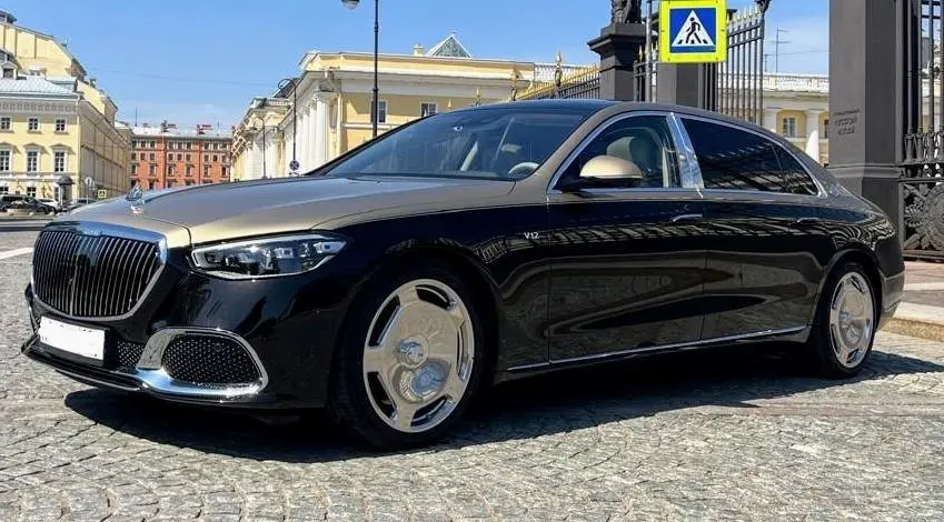 Mercedes-Maybach S223 чёрный с золотом